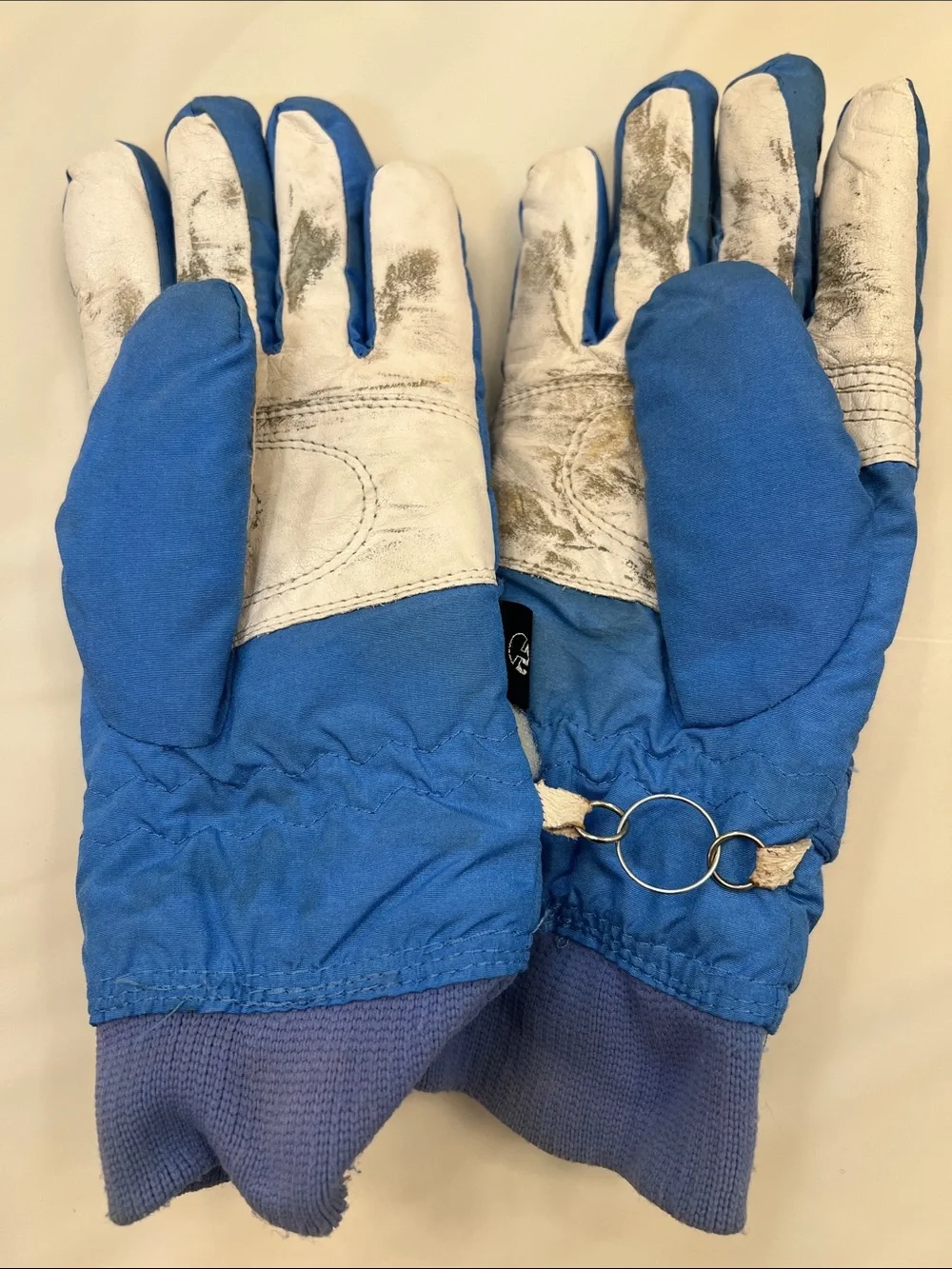 3 pairs of ski/snowboarding gloves